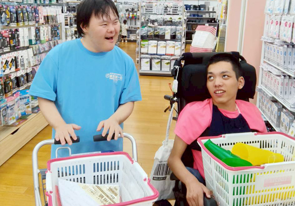 活動の買い出しへ