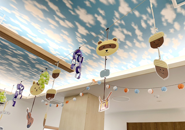 天井には季節の装飾も